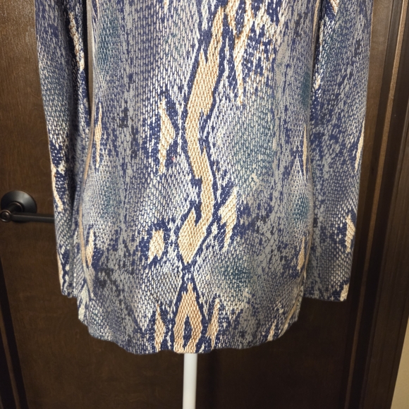 NWT Anne Klein Blue & Beige Snakeskin Lightweight Knit Top - Picture 3 of 11